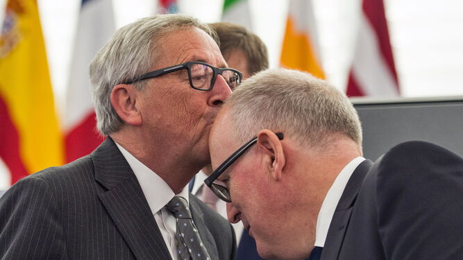 El presidente de la Comisión Europea,. Jean Claude Juncker, besa en la frente al favorito para sucederlo, Frans Timmermans, ayer en Bruselas.