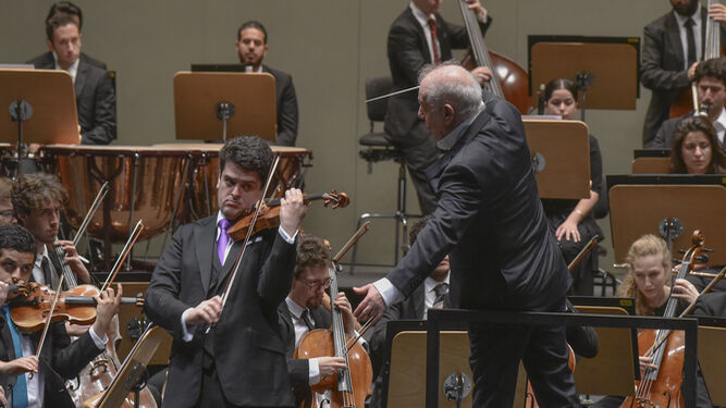 Michael y Daniel Barenboim con la Orquesta West-Eastern Diván.