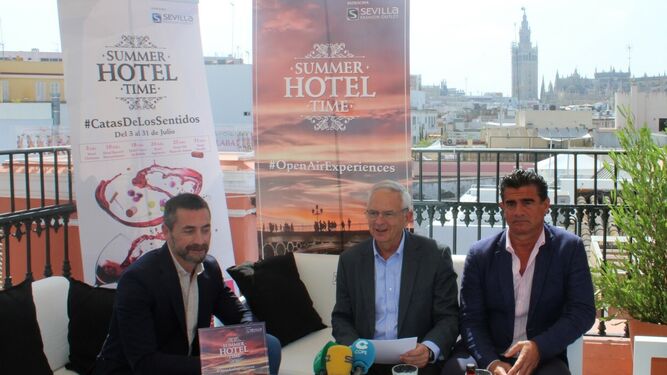 Antonio Jiménez, Manuel Cornax y Amador Sánchez durante la presentación de la nueva temporada de terrazas.