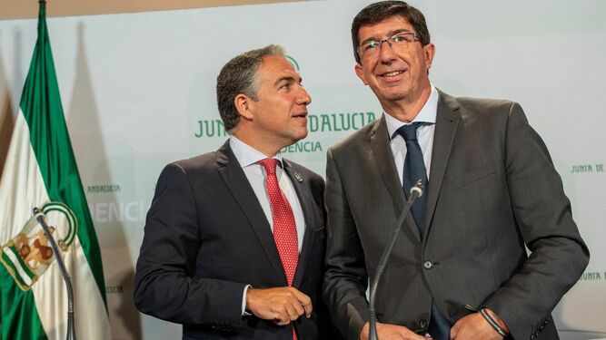 El portavoz y el vicepresidente del Gobierno andaluz, Elías Bendodo y Juan Marín, durante la rueda de prensa.