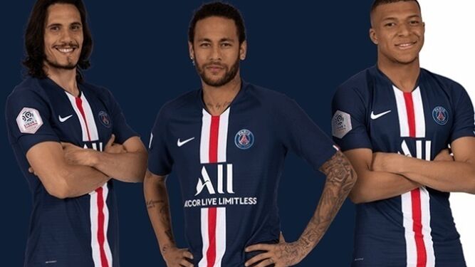 Neymar, en el centro, posa con la nueva camiseta del PSG junto a Cavani y Mbappe.
