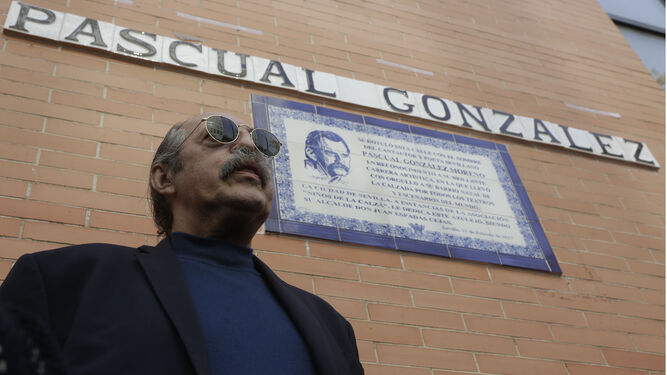 Pascual González, con el rótulo de su calle.
