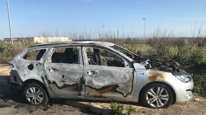 El Peugeot 308 con el que cometieron los robos, quemado en Burguillos.