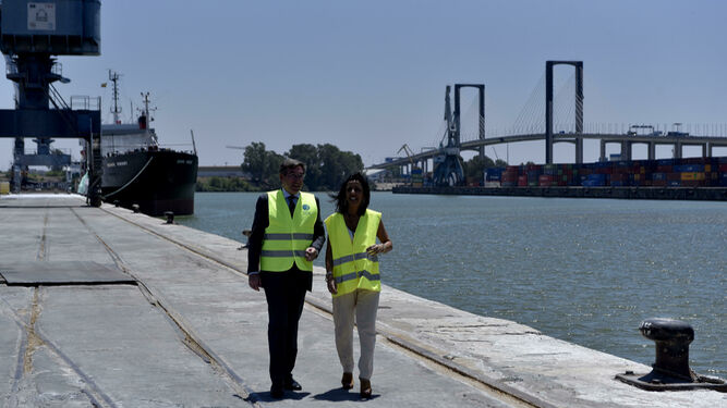 Rafael Carmona y Marta Bosquet en las instalaciones portuarias.