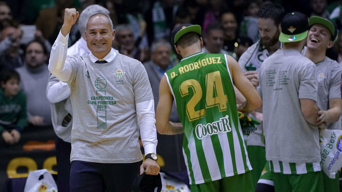 Curro Segura celebra el título de la Copa Princesa con Dani Rodríguez atrás, con el logo de Coosur en la camiseta.