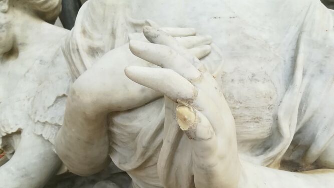 Dedo seccionado de la escultura que representa el amor poseído.