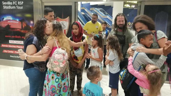 Encuentro entre los niños y niñas saharauis con sus familias de acogida en el Aeropuerto de Sevilla