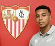 Jules Koundé, nuevo fichaje del Sevilla FC estrechando la mano con Monchi