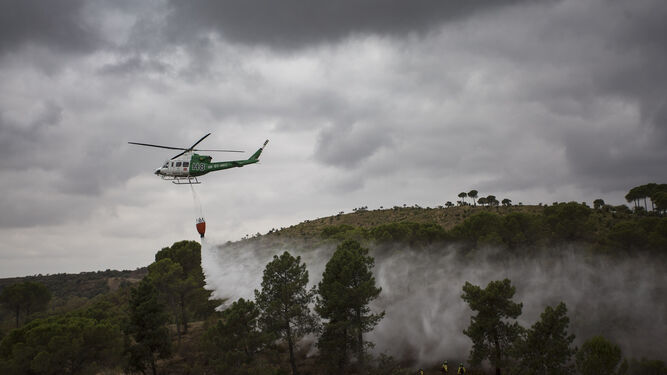 Ejercicio contra incendios en la base Brica de Madro&ntilde;alejo, en Aznalc&oacute;llar
