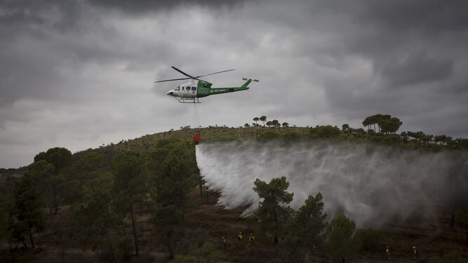 Ejercicio contra incendios en la base Brica de Madro&ntilde;alejo, en Aznalc&oacute;llar