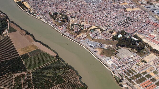 Imagen aérea del Guadalquivir a su paso por Coria del Río, zona que deberá someterse al dragado de mantenimiento.