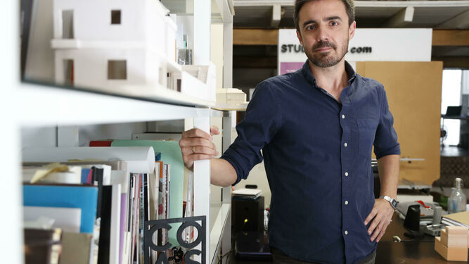 José Gómez Mora, en su estudio de la calle Goles, junto a la maqueta del proyecto ganador.