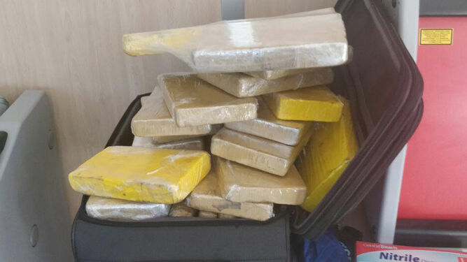 Así encontró la cocaína la Guardia Civil en el equipaje del militar brasileño.