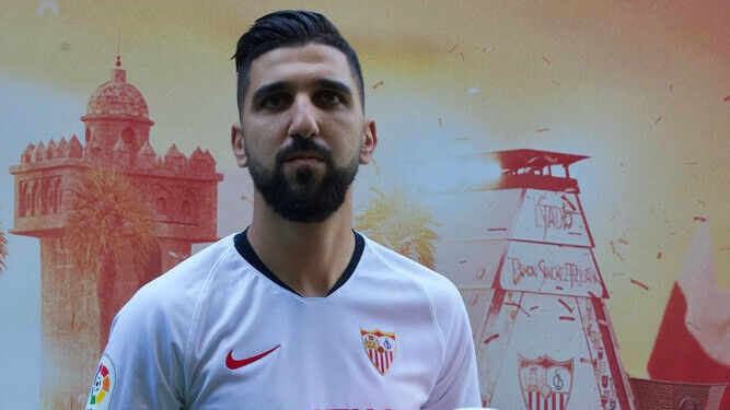 Dabbur posa con la camiseta del Sevilla.