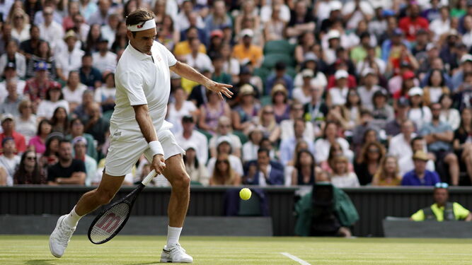Federer se prepara para golpear una bola.