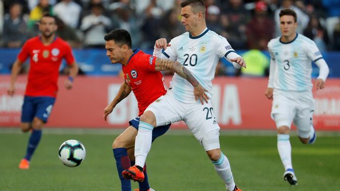 Lo Celso disputa el balón con el chileno Aránguiz.