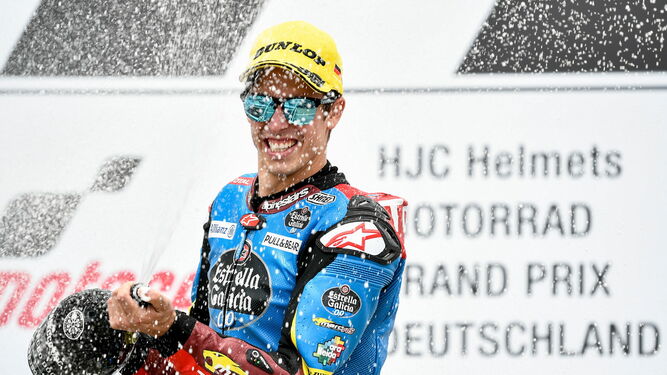 Álex Márquez celebra su victoria en el podio.