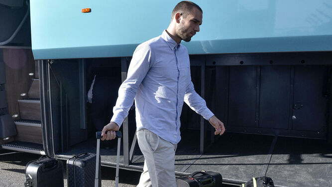 Pau López porta su maleta en un viaje del Betis.