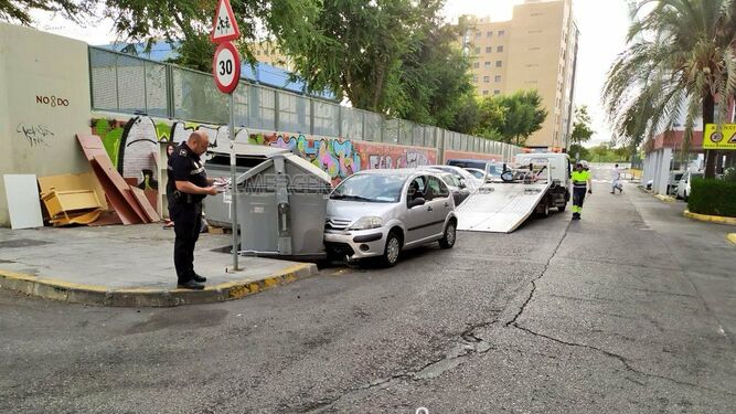 El contenedor contra el que se chocó el coche en la calle Venta de los Gatos en la Macarena.