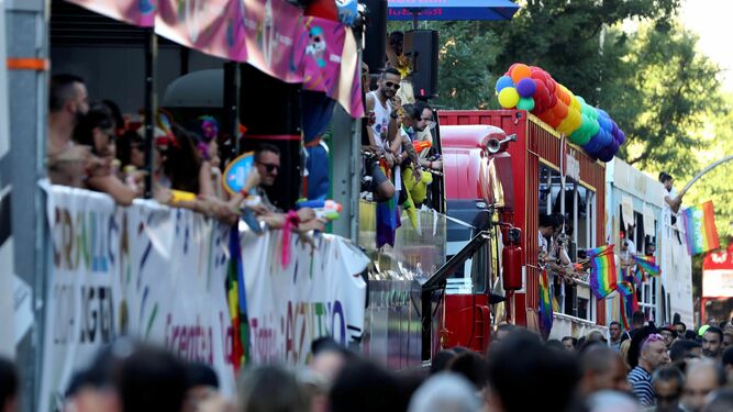 Las carrozas se preparan para comenzar el desfile del Orgullo 2019 en Madrid.