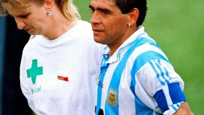 Maradona es conducido para realizarse el test antidoping en el que dio positivo en el Mundial de 1994