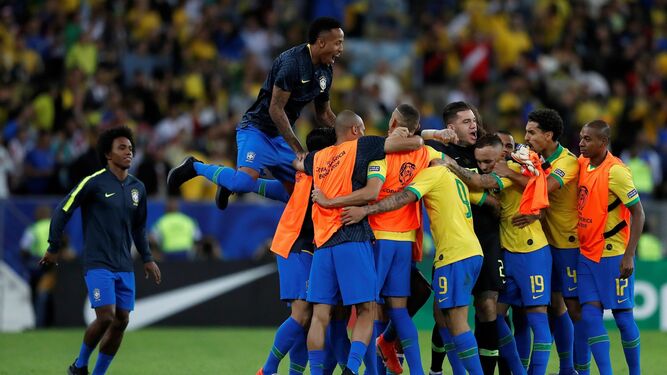 La selección de Brasil forma una piña para celebrar uno de sus tres goles en la final de la Copa América.