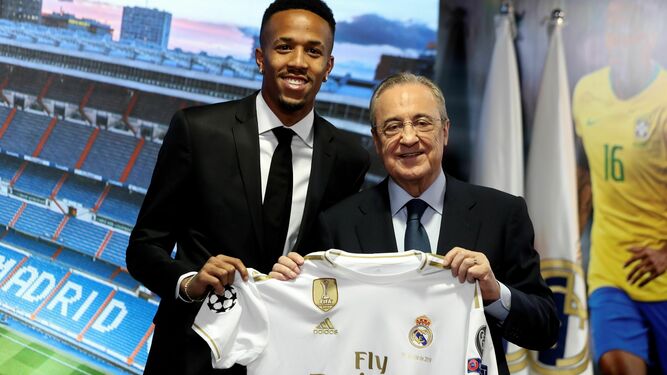 Militao, con Florentino Pérez, posa con la camiseta del Real Madrid.