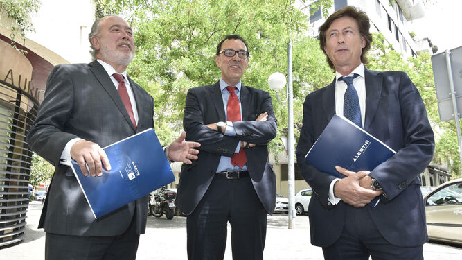 Jesús Espinosa, ex director de Operaciones de Alestis; Javier Díaz  Gil, director general; y Diego García Galán, director de Programas.
