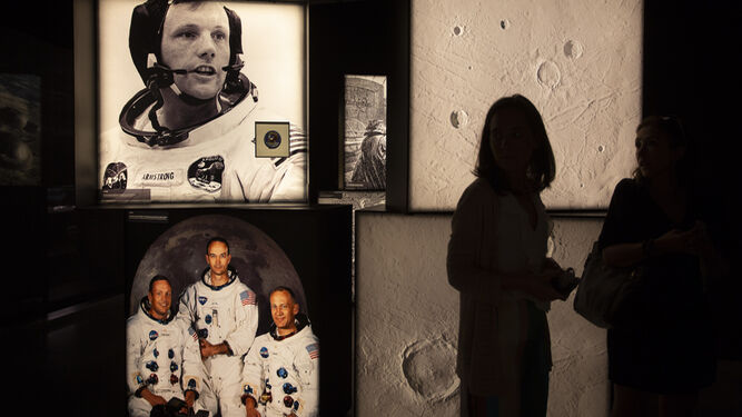 Reproducción del célebre retrato de la tripulación del Apollo 11 (Neil A. Armstrong, Edwin E. Aldrin y Michael Collins).