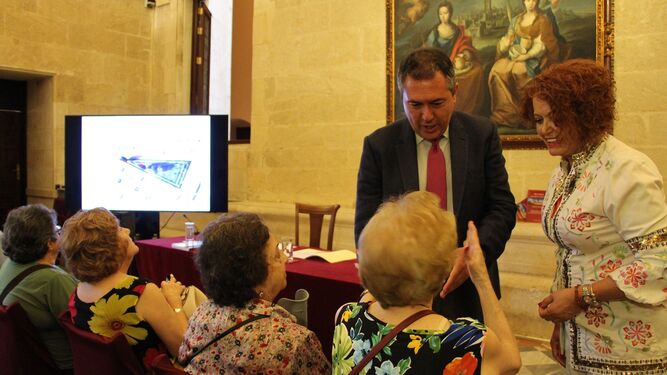 El alcalde, Juan Espadas, explica el proyecto a familiares de los represaliados.