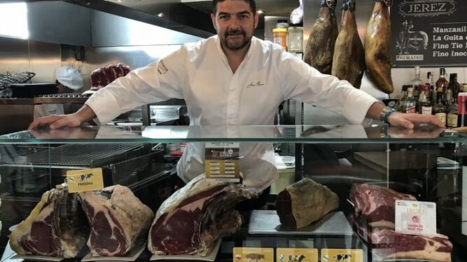 Javier Almansa en su expositor de carnes