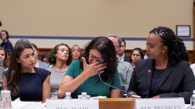 La representante demócrata de Michigan Rashida Tlaib (centro) se emociona durante su testimonio, junto a la de Nueva York, Alexandria Ocasio-Cortez (izq.), y la de Massachusetts, Ayanna Pressley (dcha.), durante una audiencia en el Capitolio.