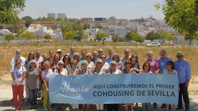 Socios de la cooperativa Abante Jubilar Sevilla posan junto a la parcela comprada en Mairena del Aljarafe para las primeras viviendas colaborativas (cohousing) que tendrá Sevilla.