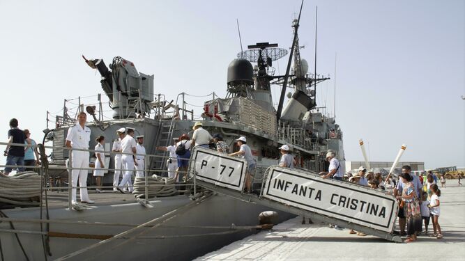 El buque Infanta Cristina durante una jornada de puertas abiertas en Granada.