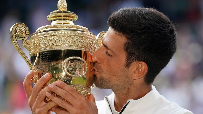 Djokovic besa su trofeo