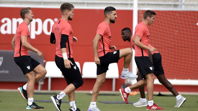 El Sevilla vuelve al trabajo con las ausencias de Roque Mesa y Sergi Gómez