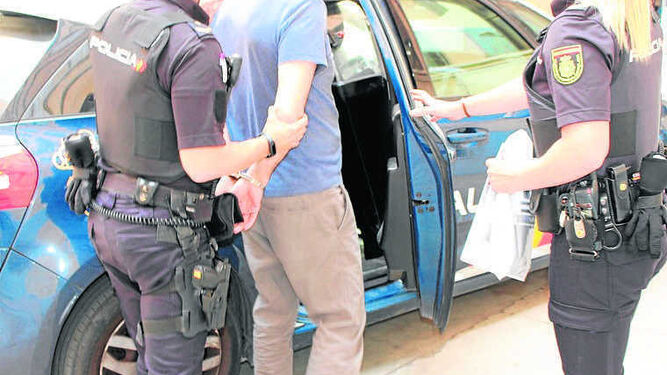 Agentes de la Policía Nacional trasladando a un detenido