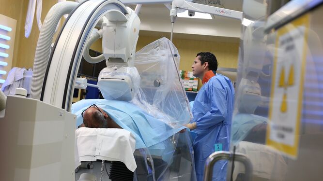 Un paciente se somete a una operación en el Hospital Virgen Macarena.