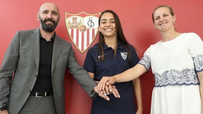 La colombiana Echeverri posa con Monchi, director deportivo del Sevilla, y Amparo Gutiérrez, responsanble de la sección.