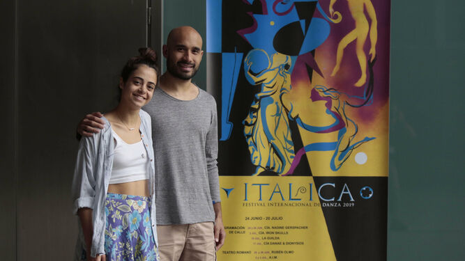 Los bailarines y coreógrafos Danae Dimitriadi y Dionysios Alamanos, ante el cartel del Festival de Itálica.