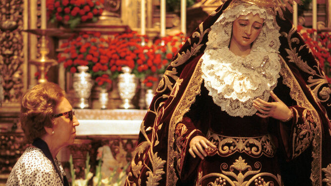 La Virgen del Mayor Dolor y Traspaso en el besamano de marzo.