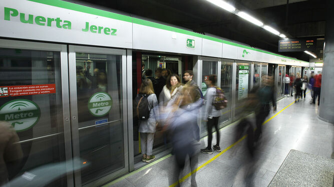 Escena en los andenes de la estación Puerta de Jerez de la línea 1 del Metro de Sevilla, la única en servicio de las cuatro proyectadas.