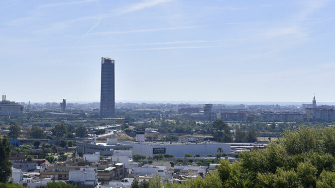 La ciudad de Sevilla y parte de Camas, en una imagen tomada desde la cornisa del Aljarafe.