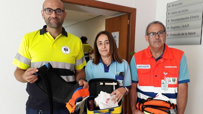 El enfermero Juan Jorge Zayas, la doctora Rosa Mª Romero y el técnico José Antonio Gutiérrez portan el nuevo material adquirido.