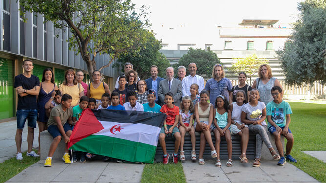 Los niños saharauis del programa Vacaciones en Paz y sus familias de acogida posan con Fernando Rodríguez Villalobos, presidente de la Diputación de Sevilla.