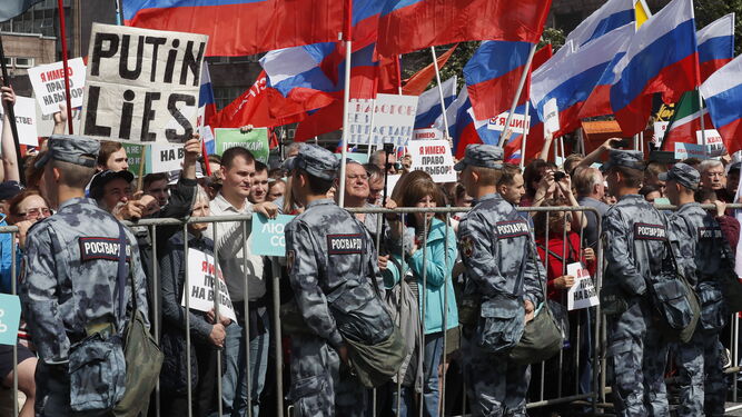 Opositores rusos protestan frente a la Duma de Moscú.