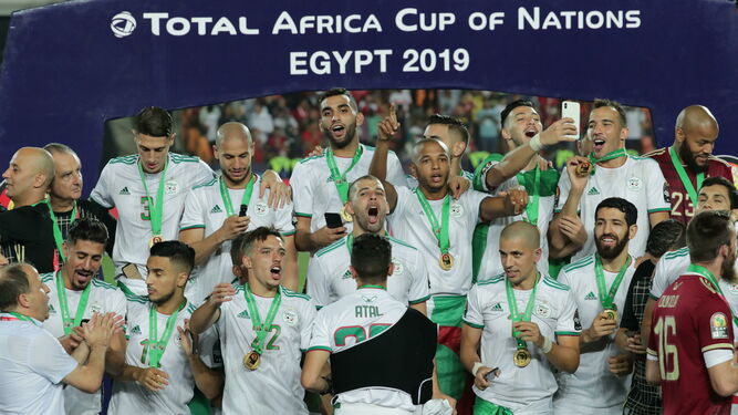 Los jugadores argelinos celebran el título.