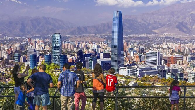 Una familia observa la Torre Costanera en Santiago de Chile -&nbsp;Pelli Clarke Pelli