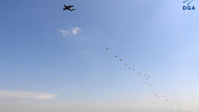 Imagen del despliegue reciente de paracaidistas desde un A400M.