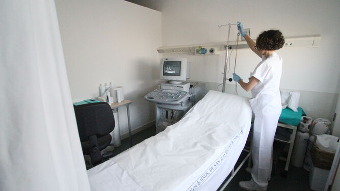 Una profesional sanitaria en una habitación del Macarena.